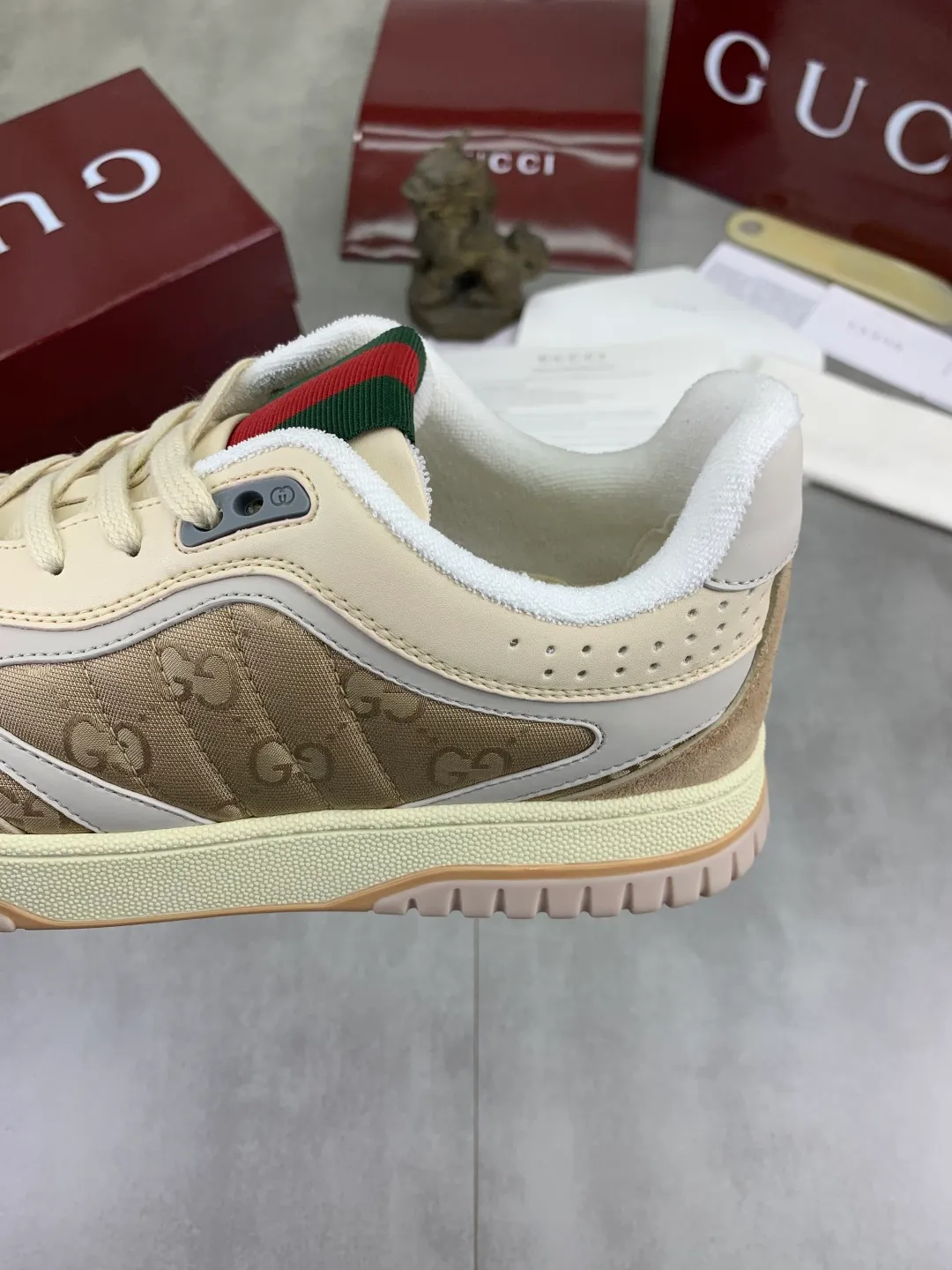 Men's men's shoes 💰P542 new Gucci Gucci couple 🧑‍🤝‍🧑 autumn and winter low-end catwalk casual sneakers, top version! Oil edge craftsmanship. New model for early spring, creating a perfect style, cool and sassy, ​​c-position fashionable wear, classic shoe style with retro and futuristic feel, showing exquisite texture! Open mold to customize high-density outsole. Comes fully packaged. Size: 35-45 Fabric: Imported calfskin punching Lining: Imported original towel lining